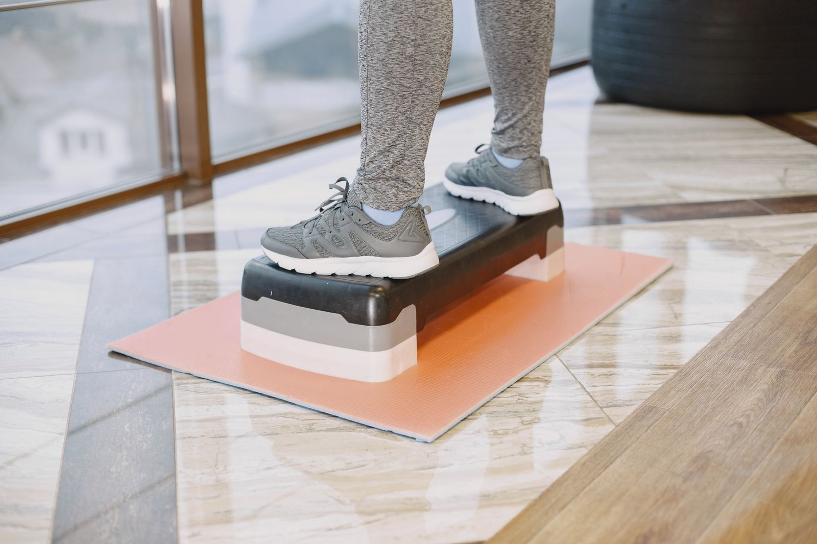 Step-by-step hip mobility routine on city sidewalk