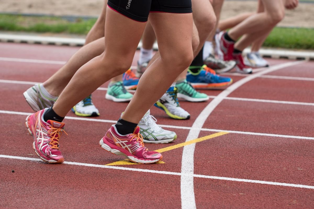 Runner performs standing calf raise mobility exercises