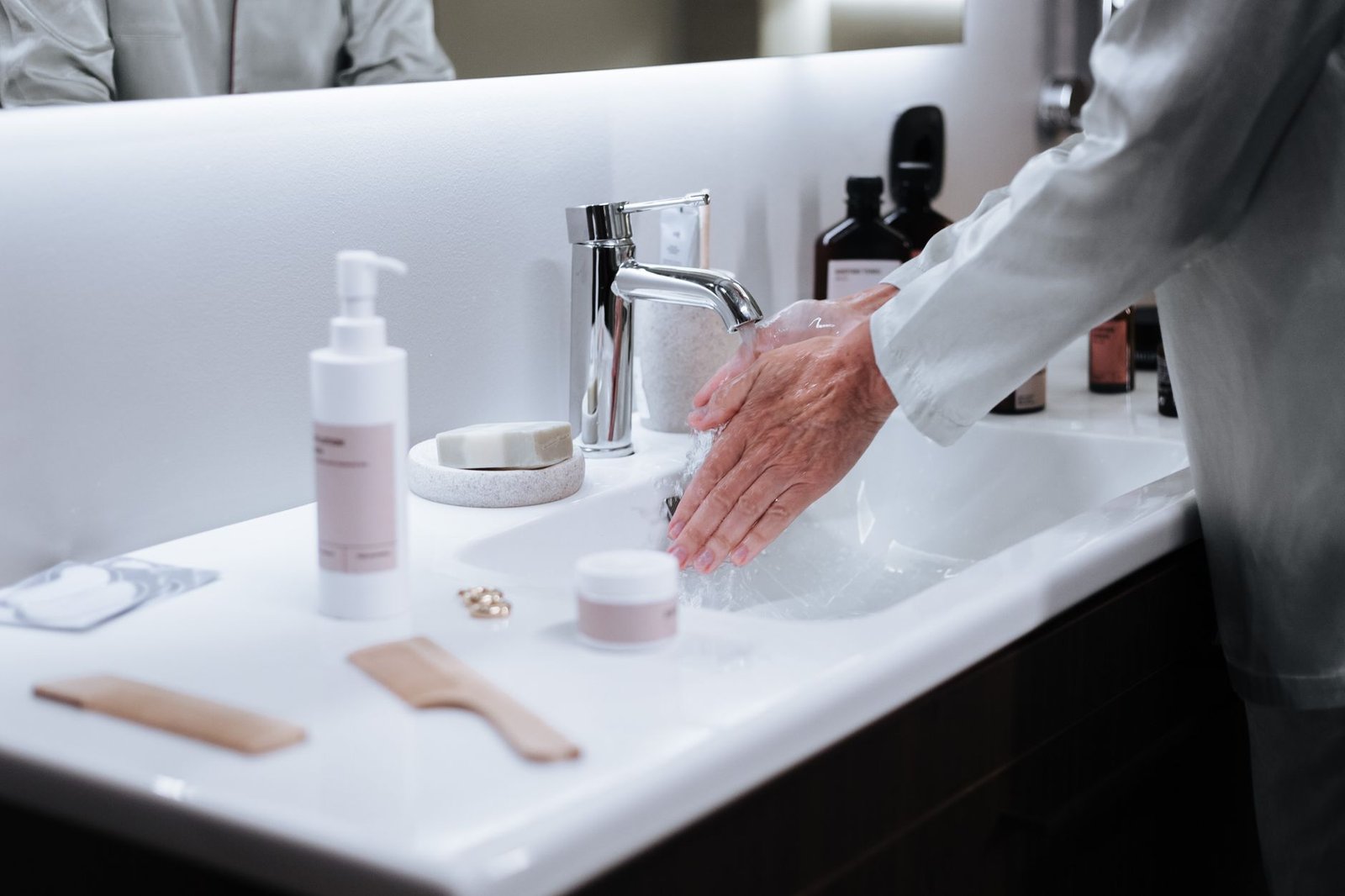 Clean bathroom scene with checklist for long-run hydration