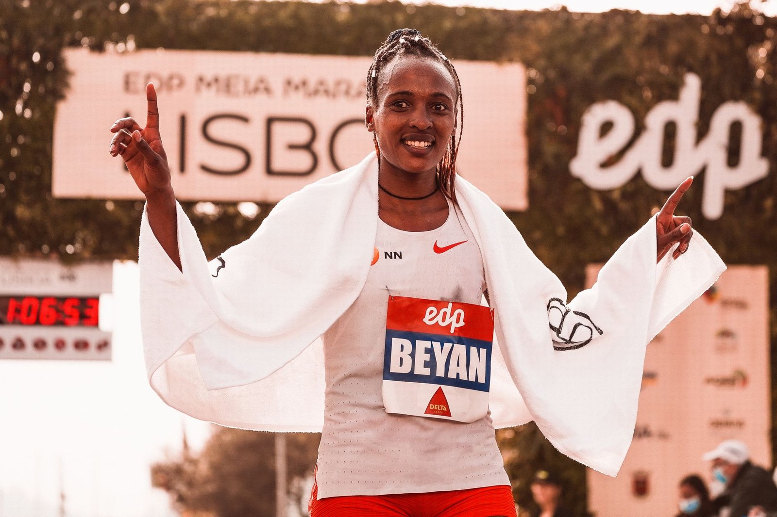 Coach advising personalized half marathon tune-up in London