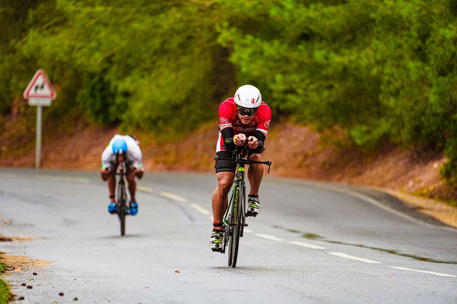 Cyclist powering through climbs on London route repeats