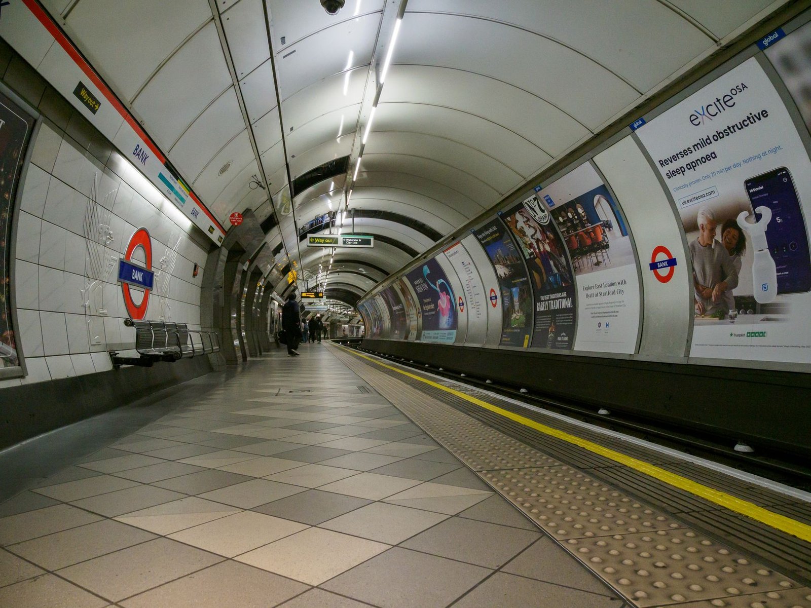 Efficient route planning near London landmarks during marathon