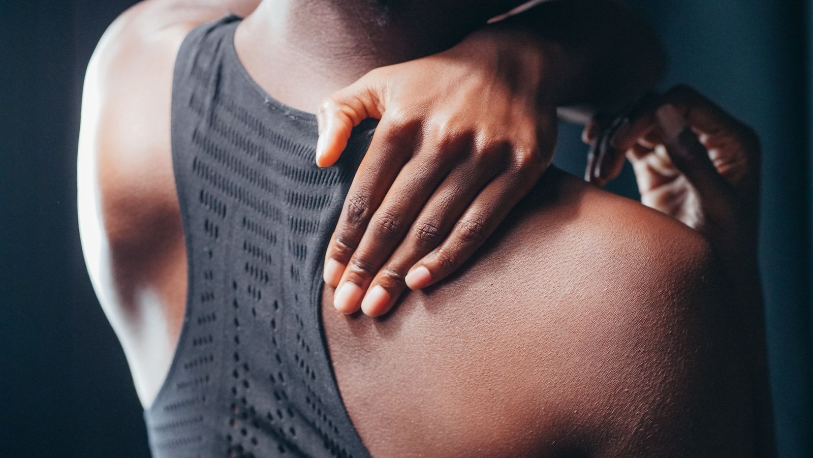 Cold shower and hydration helping manage delayed muscle soreness