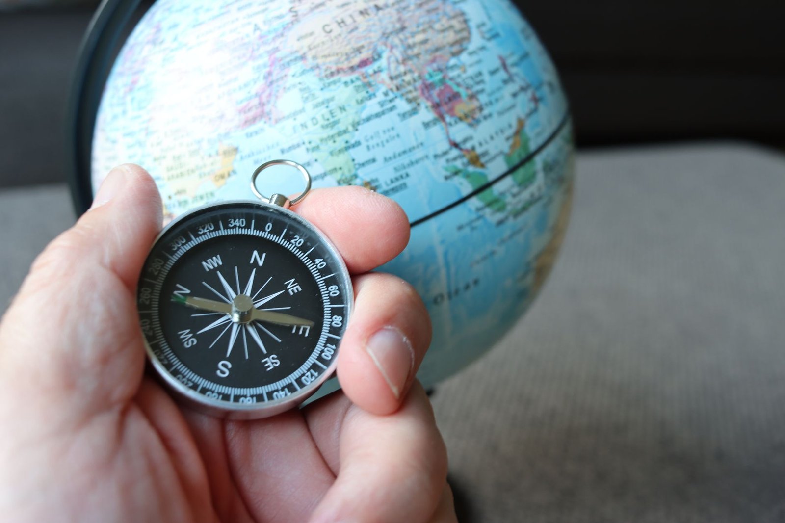 Runner checking device map for wind direction strategy