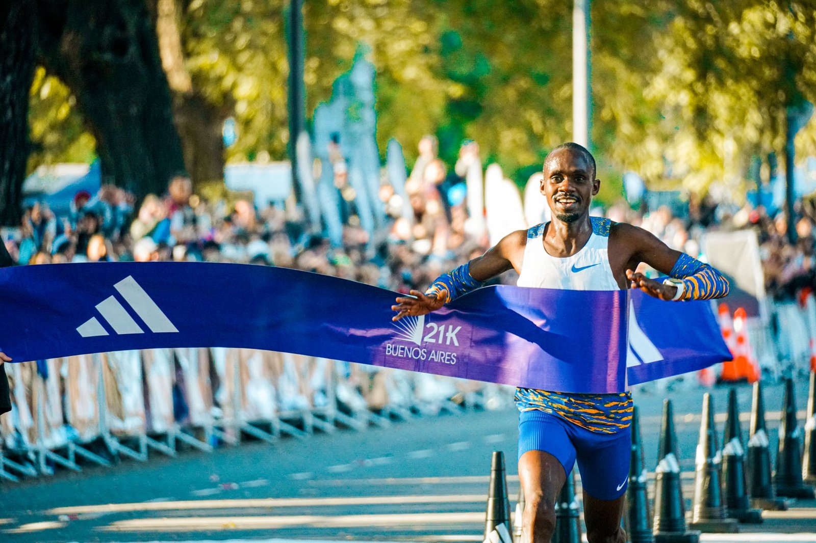 Marathon route scene showing efficient drafting and pacing