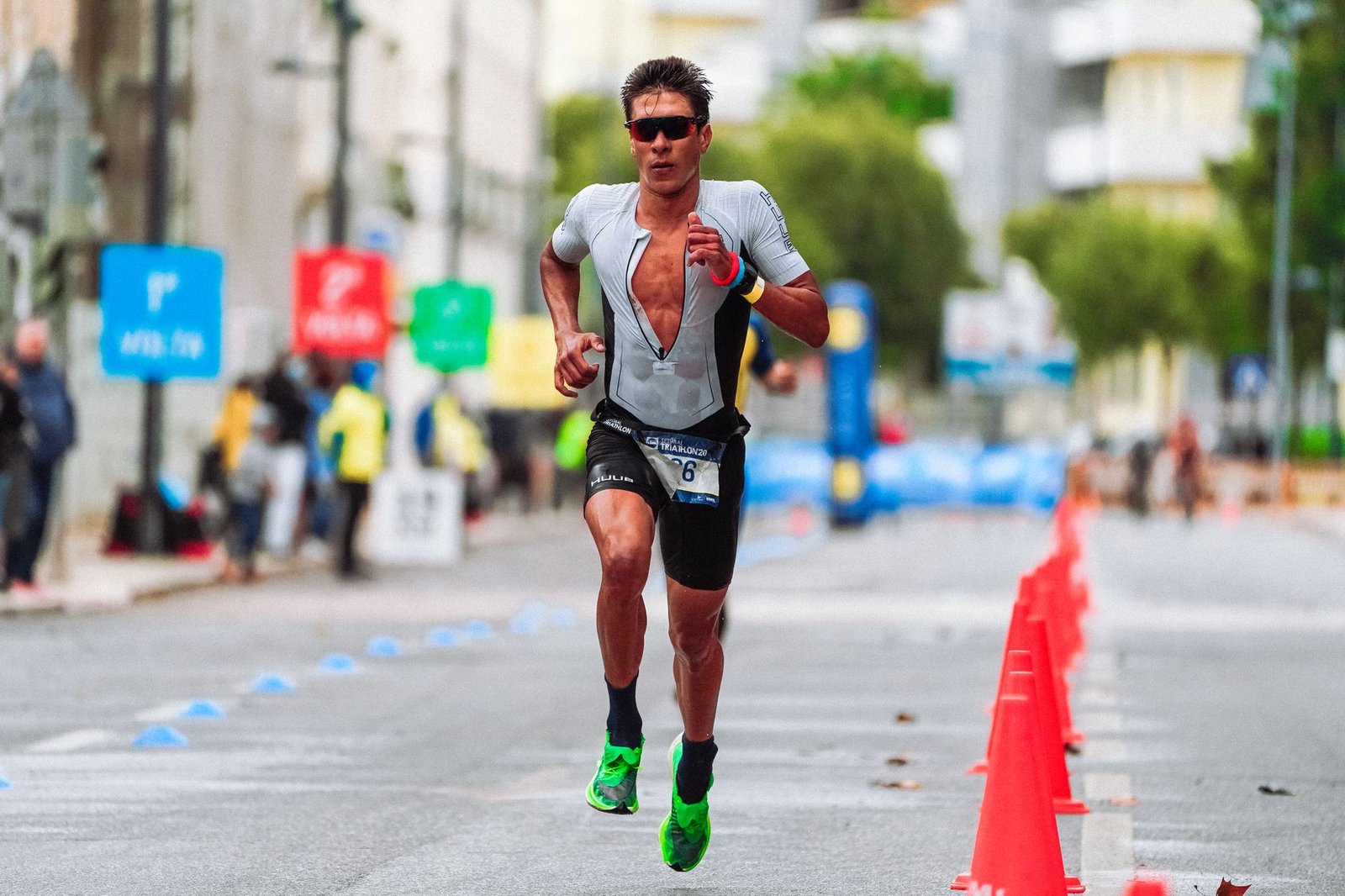 Athlete monitoring heart rate and perceived exertion during training