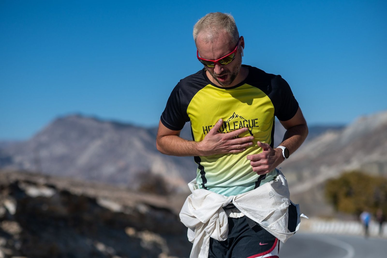 Runner monitoring heart rate variability during cool-down session