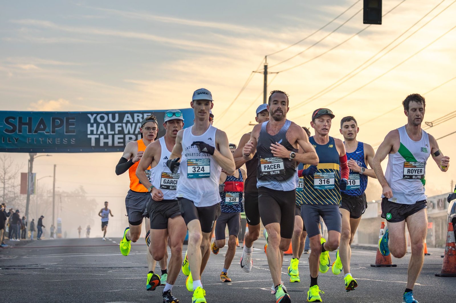 Coach pointing pacing strategy on smartphone running app