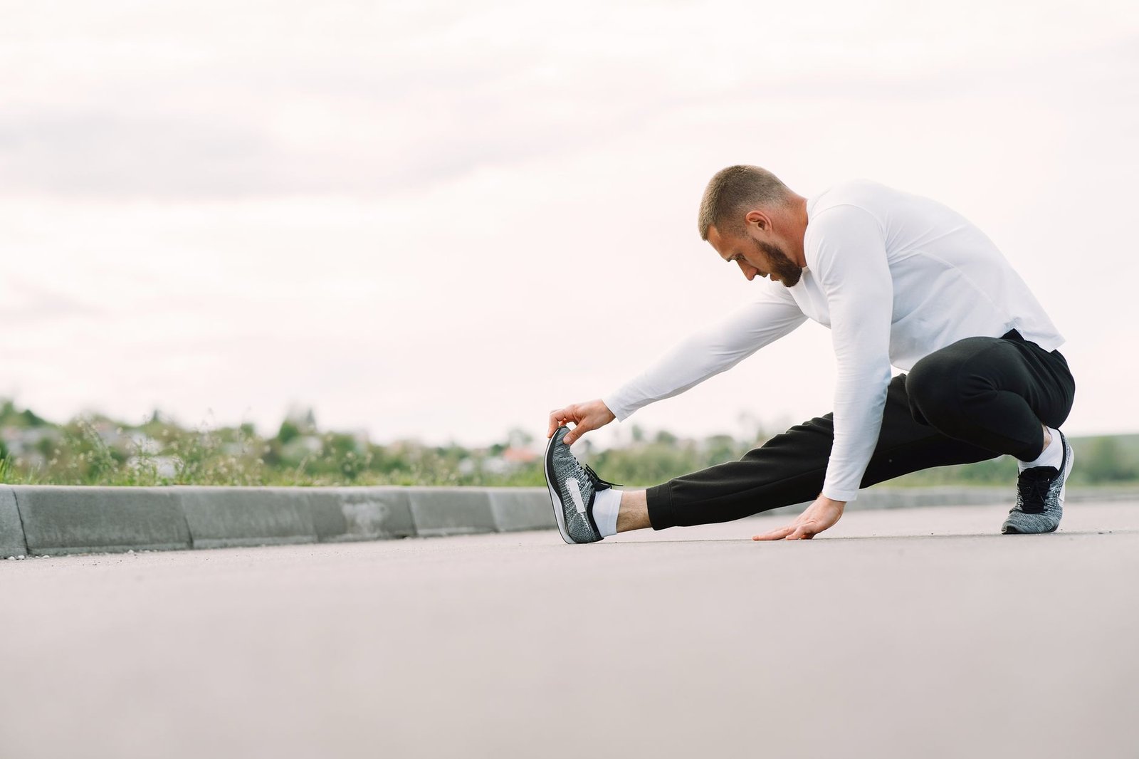 20-minute stretching and mobility routine for runners outdoors