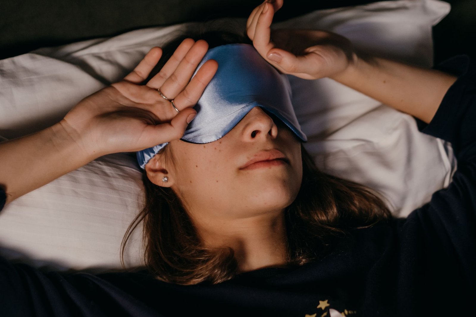 Laptop checklist shows race-night sleep tips and routine