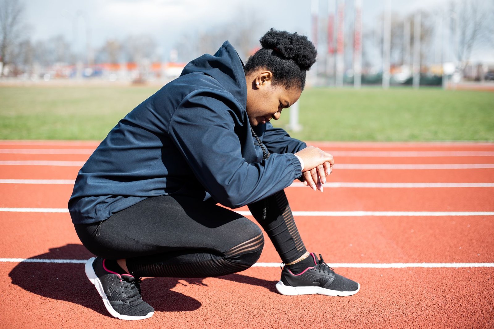 Coach explaining when to rest between interval sessions