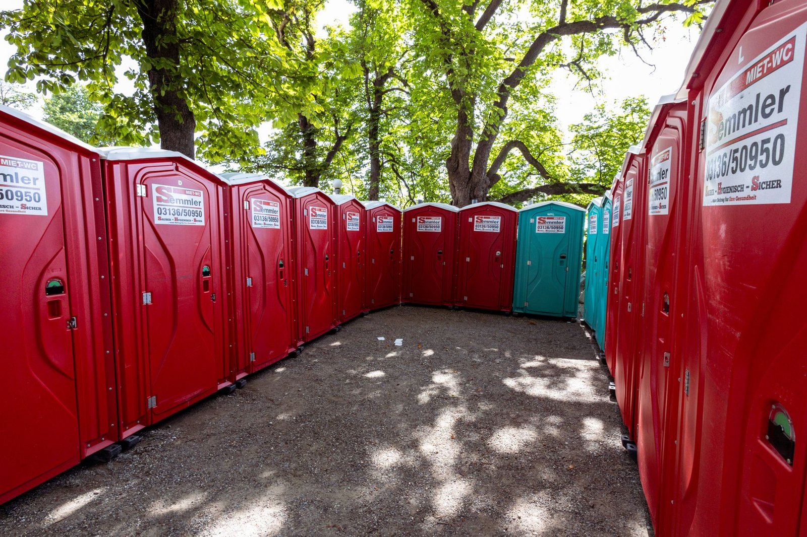 Family restroom queue resolved with steady, no-panic strategy