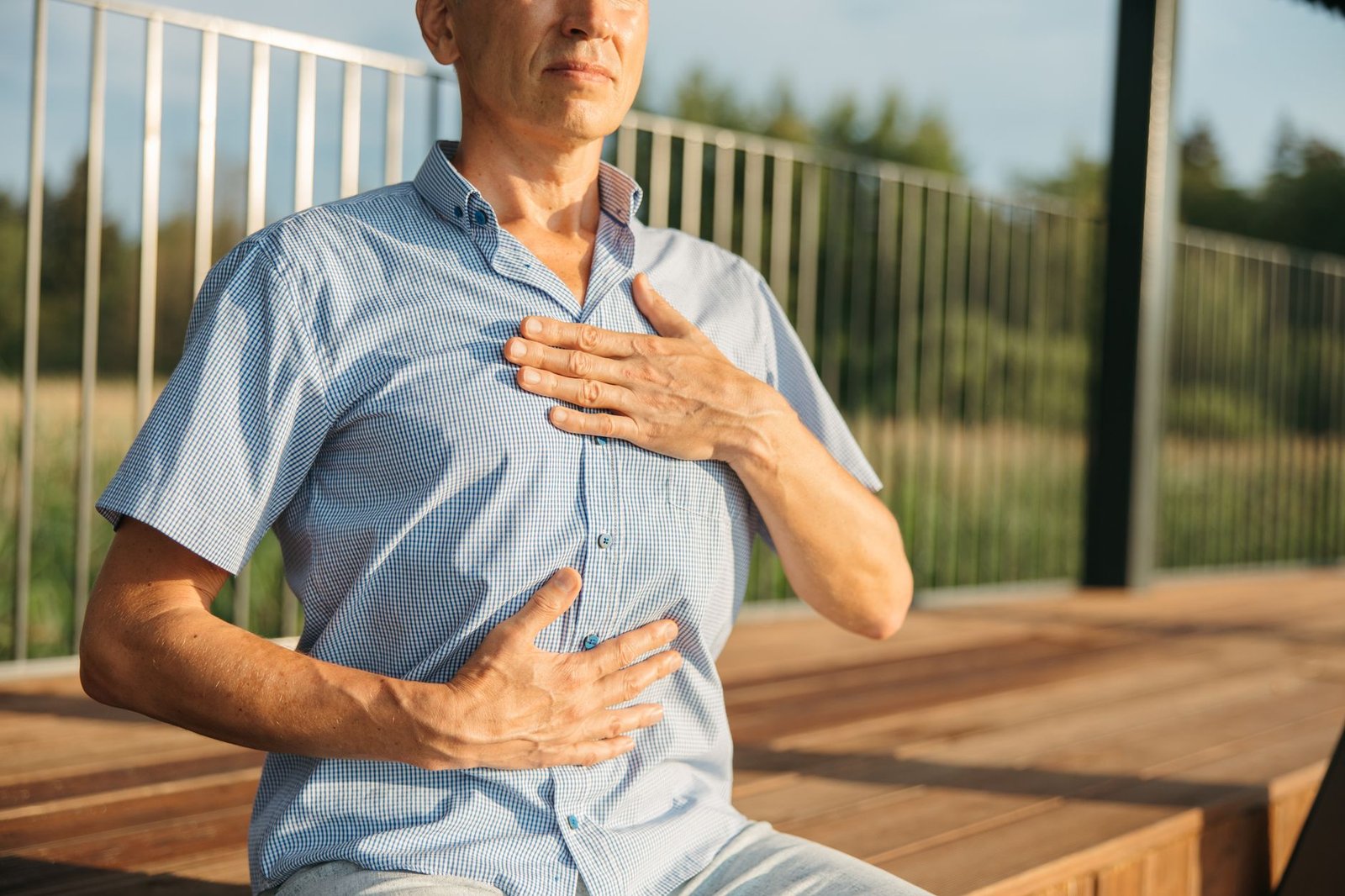 Doctor explaining oxygen levels and possible breathing causes