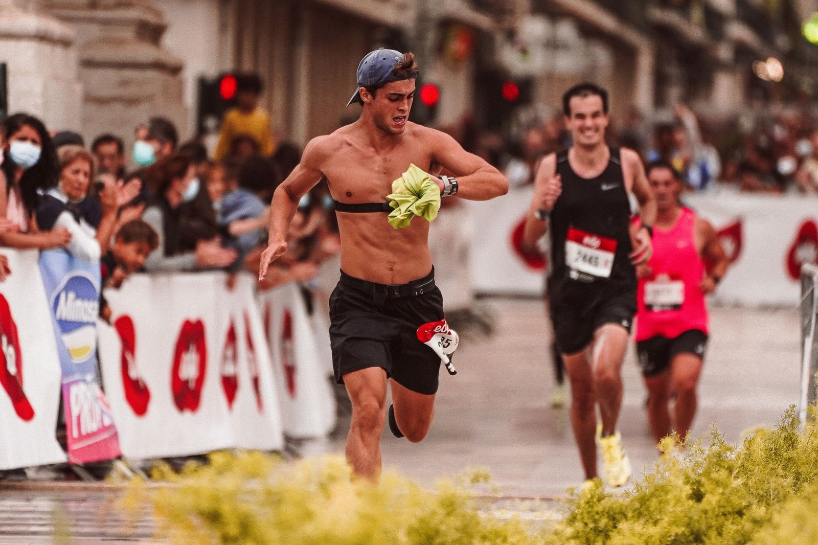 Wind-proof pacing strategy for runners on city streets