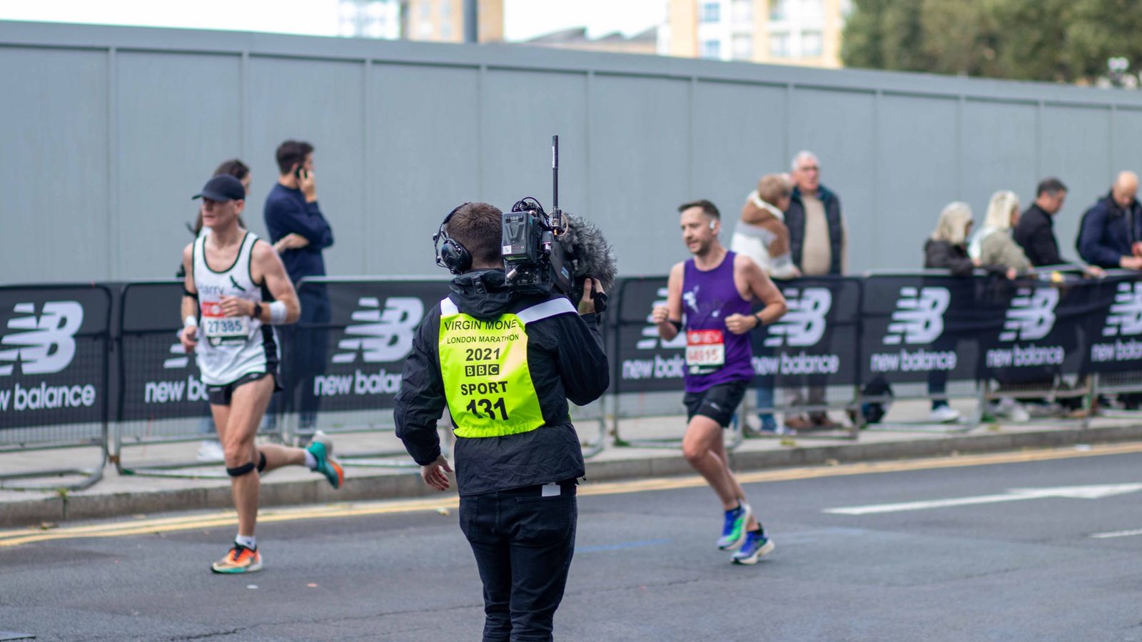 Heat-controlled layers with strategic color selection for London runners