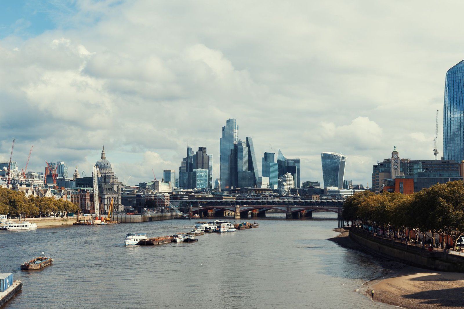 Hydration setup and heat-reflective gear for London runners