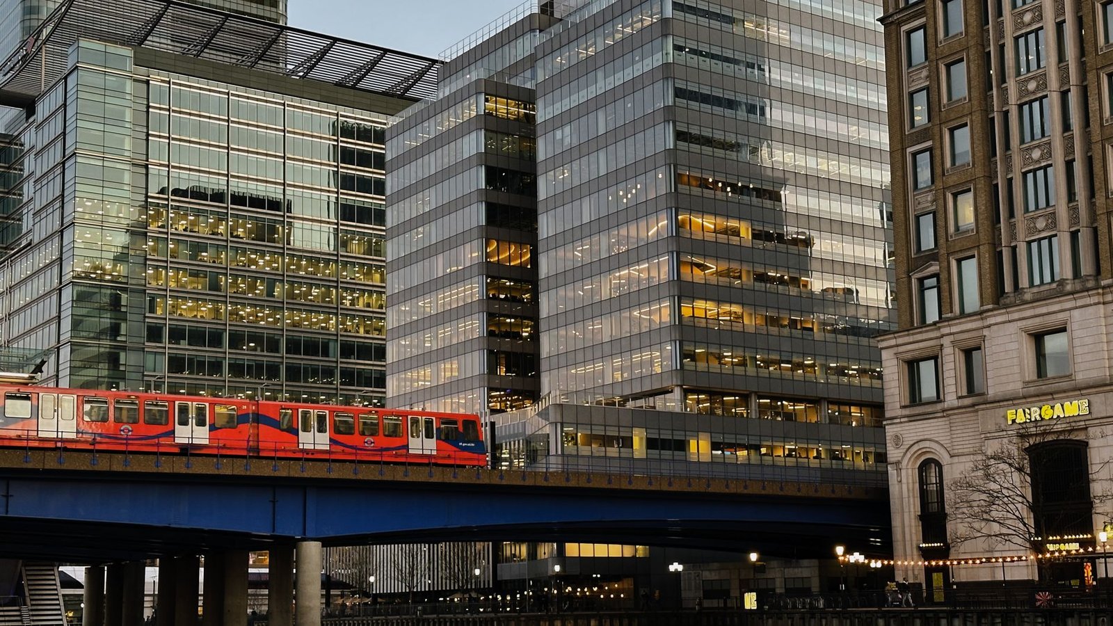 Overground platform display guiding route transfers in London
