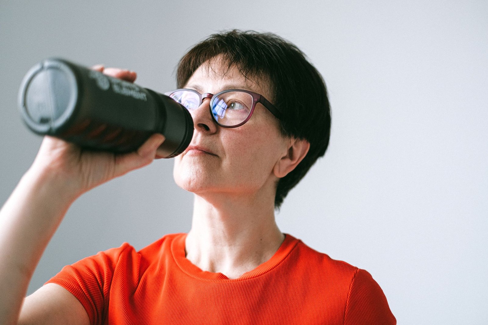 Athlete checking hydration with electrolyte tablet dosage