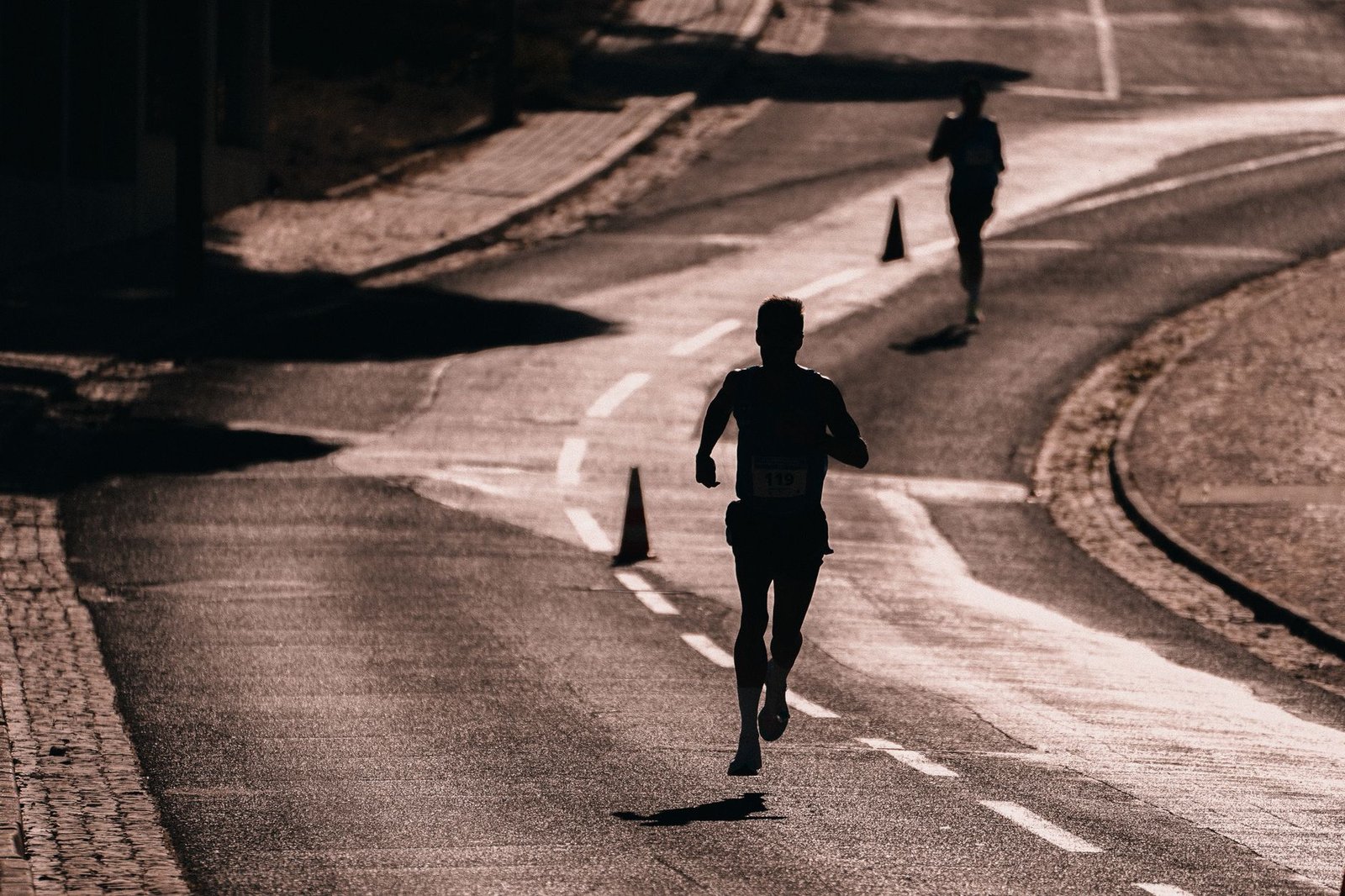 London marathon runner performing lunges to release tight hips