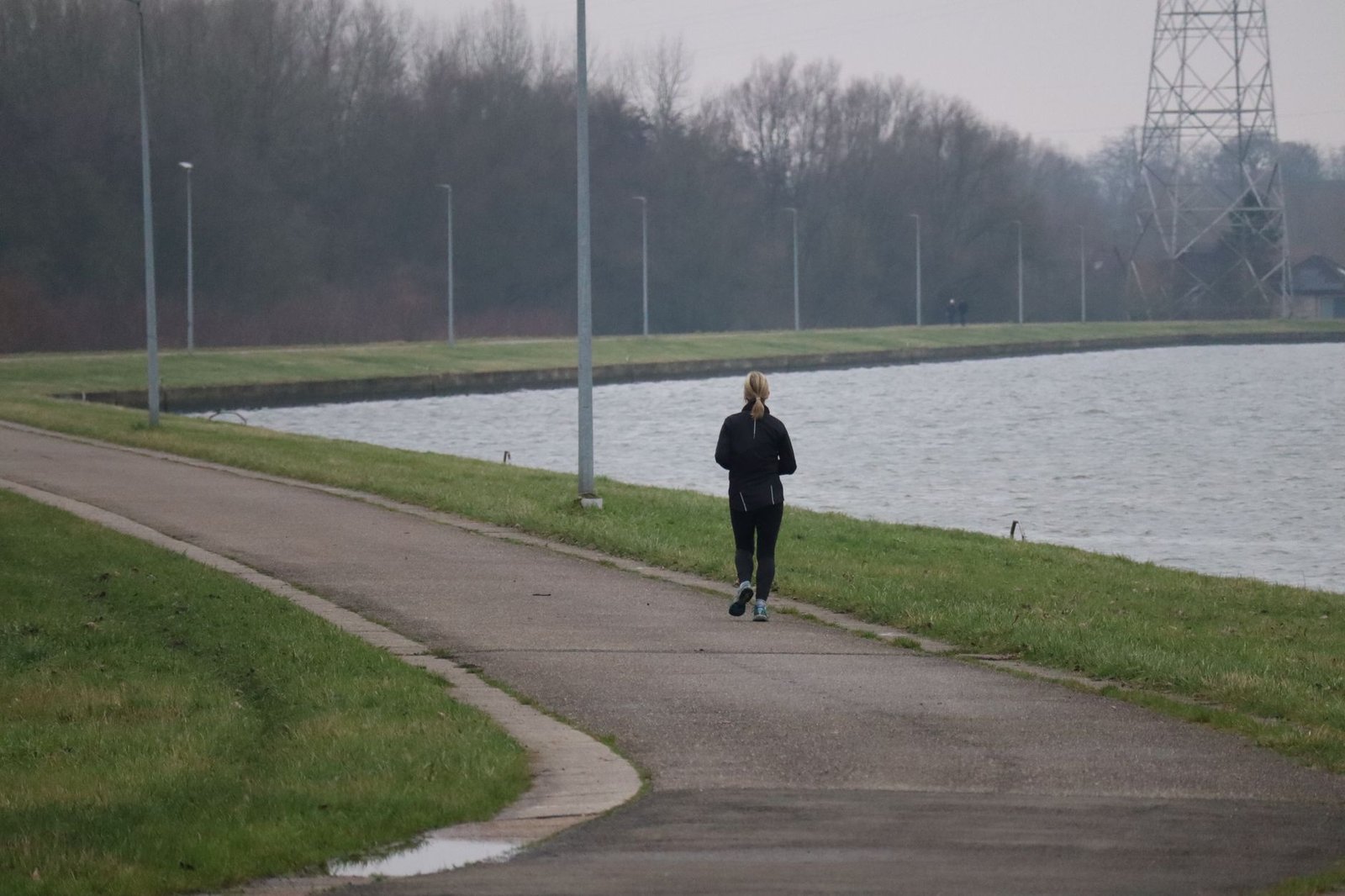 Runner using park benches for calf raises and balance