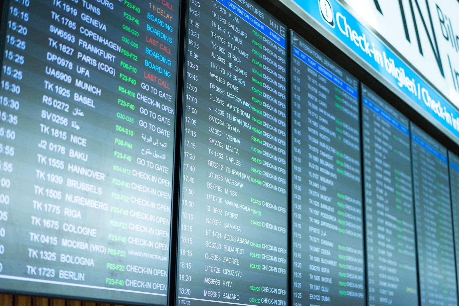 Travel planner comparing time zones for London race day