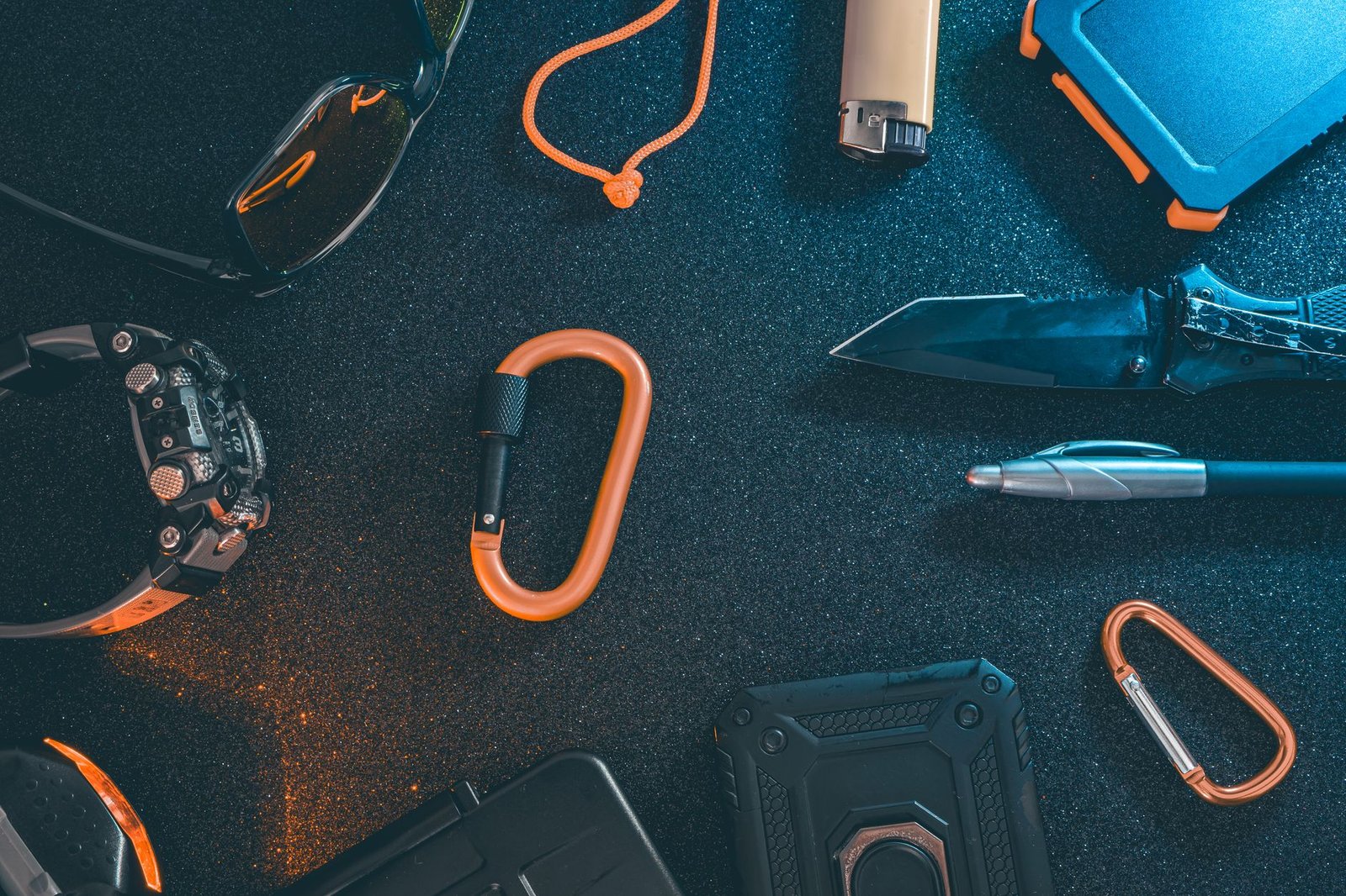 Minimal race kit checklist: first aid, phone, cash