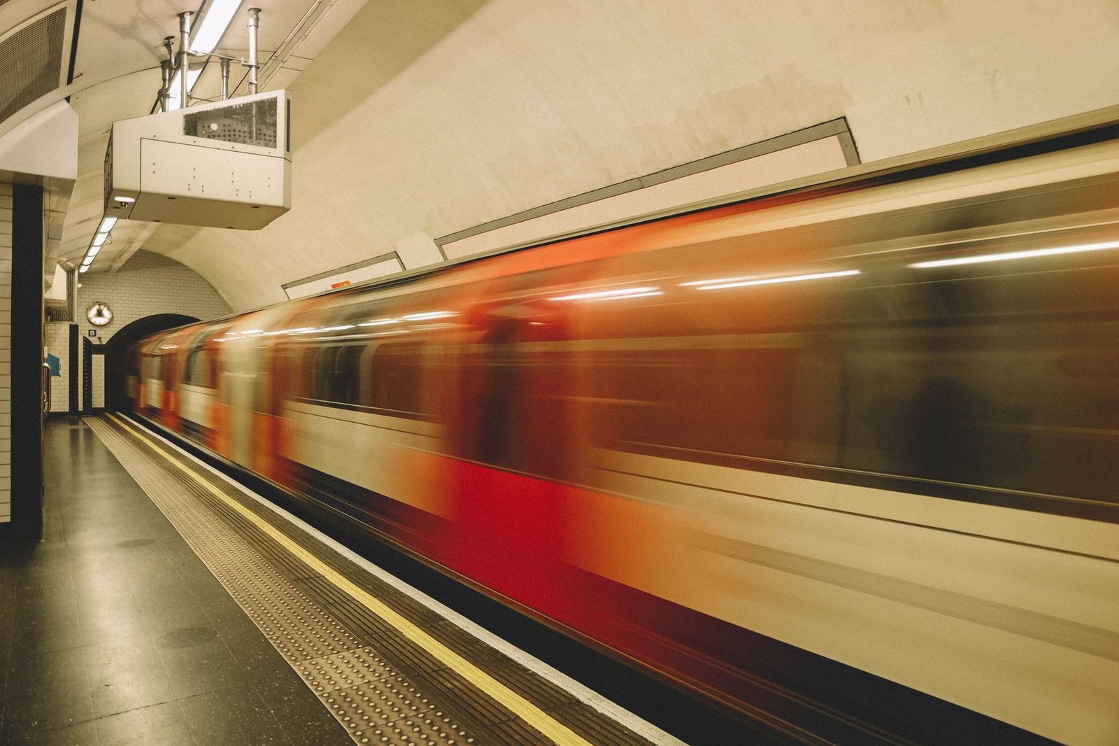 London commuter planning route for marathon timing confidence